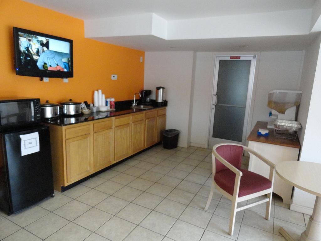 Econo Lodge Metropolis Kültér fotó